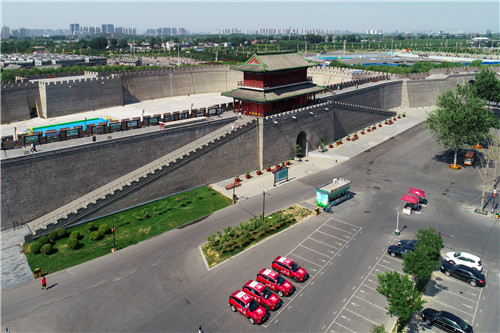”沿習(xí)之路“采訪車隊(duì)在正定縣古城南門下的免費(fèi)停車場。-河寧 攝(無人機(jī)航拍)_副本.jpg