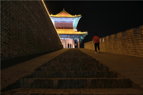 為了保護(hù)文物，消減火災(zāi)隱患，正定縣的旅游點(diǎn)，參觀者必須接受禁帶火種檢查。-河寧 攝.jpg